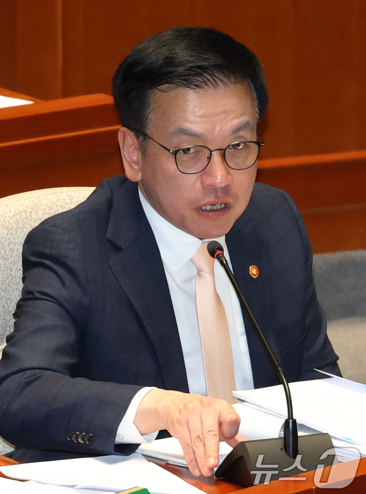 (서울=뉴스1) 이광호 기자 = 최상목 경제부총리 겸 기획재정부 장관이 28일 오전 서울 여의도 국회에서 열린 제424회 국회(임시회) 예산결산특별위원회 전체회의에 출석해 의원 질 …