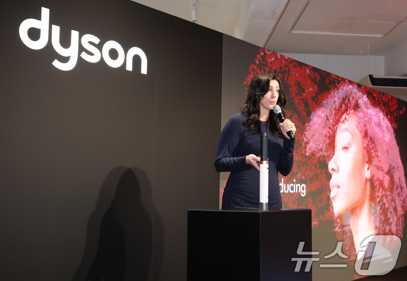 (서울=뉴스1) 허경 기자 = 캐슬린 피어스 다이슨 뷰티 부문 총괄이 28일 서울 성동구 성수동 XYZ SEOUL에서 열린 다이슨 '에어랩 코안다 2x™ (투엑스) 멀티 스타일러 …