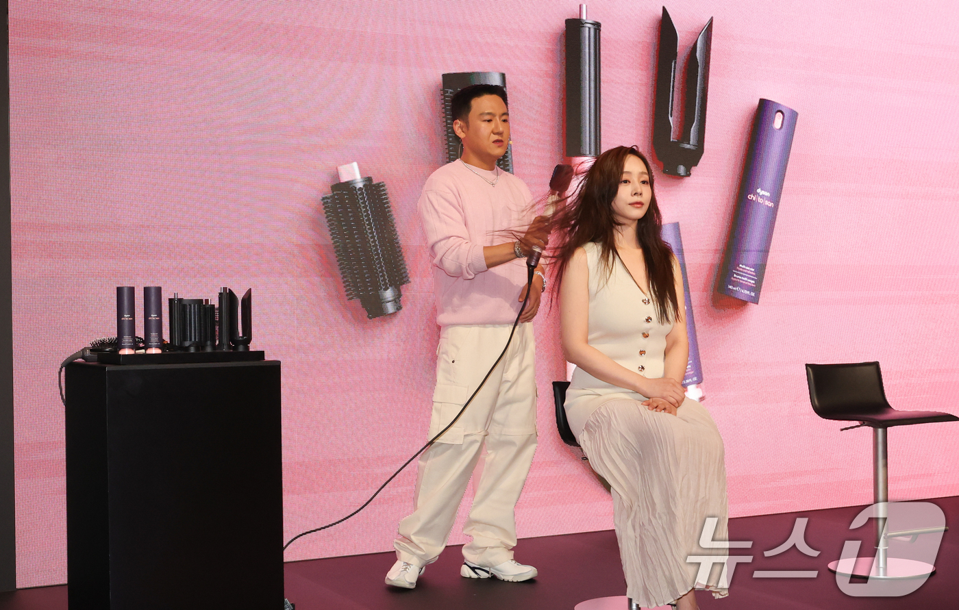 (서울=뉴스1) 허경 기자 = 김선우 다이슨 뷰티 앰배서더가 28일 서울 성동구 성수동 XYZ SEOUL에서 열린 다이슨 '에어랩 코안다 2x™ (투엑스) 멀티 스타일러 앤 드라이 …