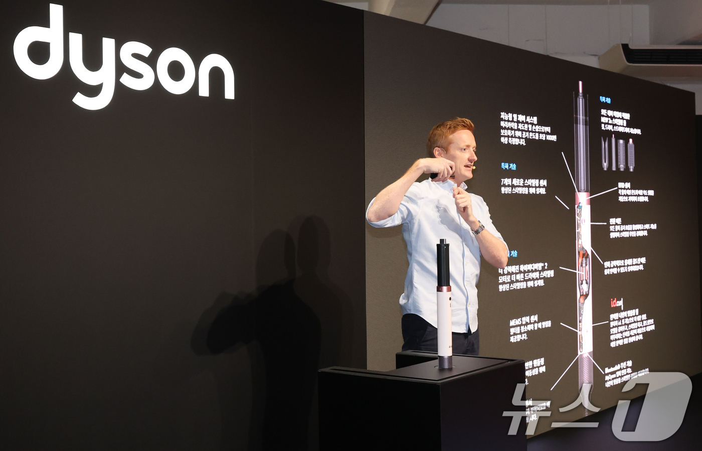 (서울=뉴스1) 허경 기자 = 윌 커 다이슨 뷰티 제품개발 총괄이 28일 서울 성동구 성수동 XYZ SEOUL에서 열린 다이슨 '에어랩 코안다 2x™ (투엑스) 멀티 스타일러 앤 …