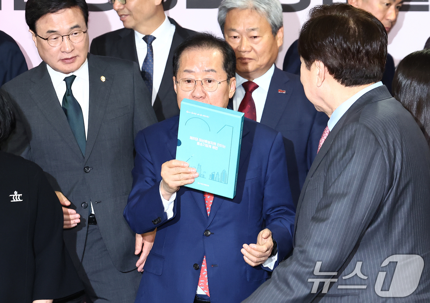 (서울=뉴스1) 김민지 기자 = 홍준표 국민의힘 대선 경선 후보가 28일 오전 서울 여의도 중소기업중앙회에서 열린 중소기업인과의 간담회에서 참석자들과 기념촬영을 마치고 중소기업의 …