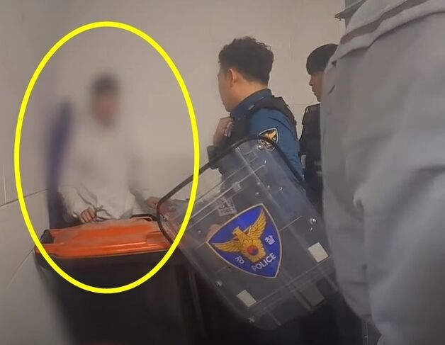 경찰 쫓자 '쓰레기통' 속으로 숨은 음주운전자…잡고 보니 전과 22범 [영상]