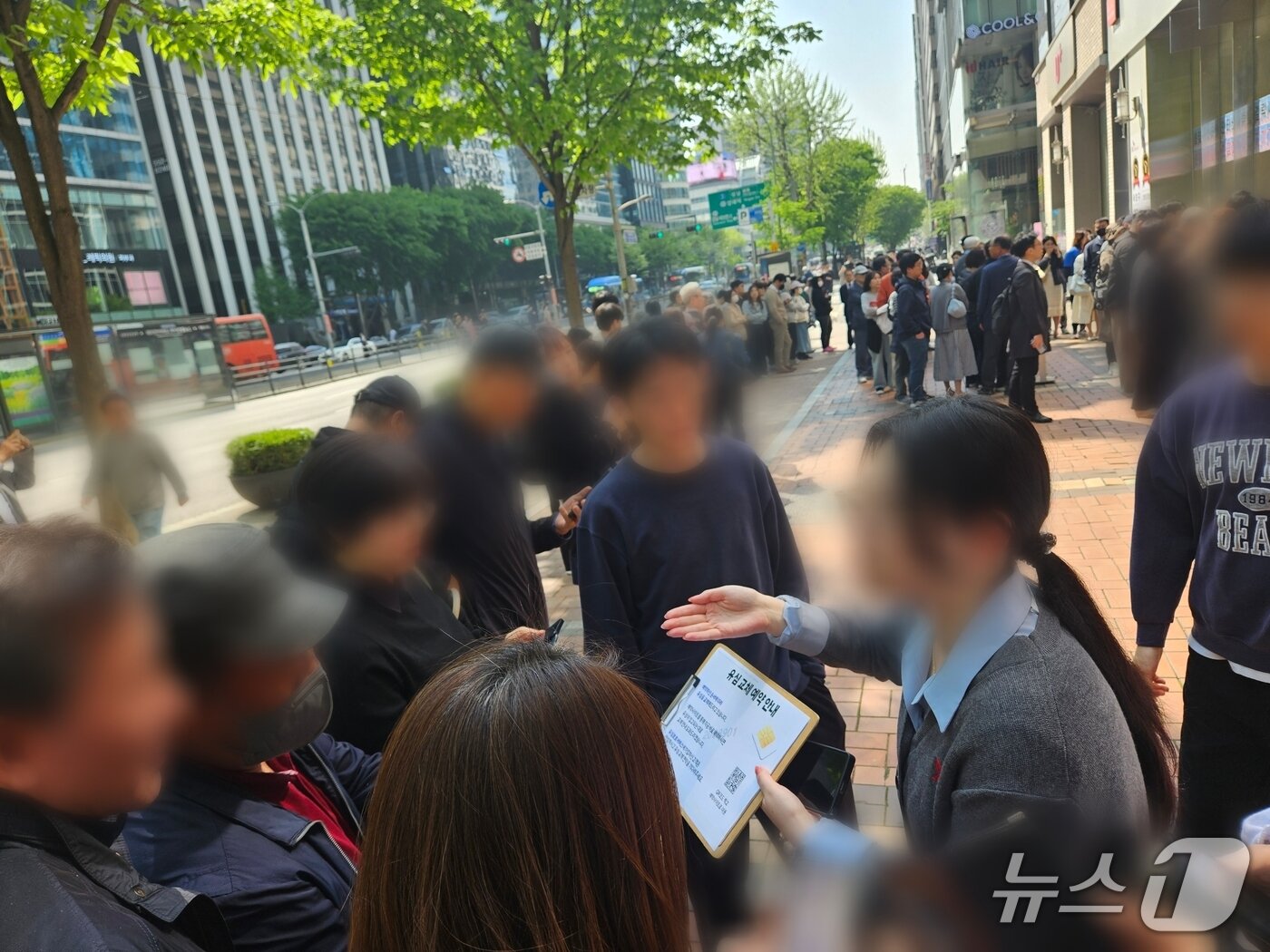 본문 이미지 - 서울 서초구 강남역 근처 SK텔레콤 대리점에서 직원들이 유심교체 서비스를 안내하고 있다. 2025.04.28/뉴스1 김정현 기자