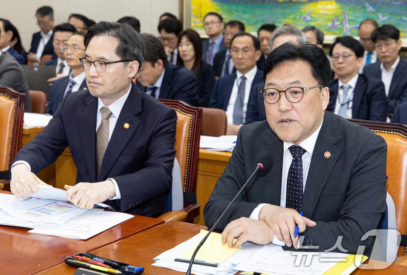 (서울=뉴스1) 이재명 기자 = 김병환 금융위원회 위원장이 28일 오전 서울 여의도 국회에서 열린 제424회 국회(임시회) 정무위원회 제1차 전체회의에서 의원 질의에 답변하고 있다 …