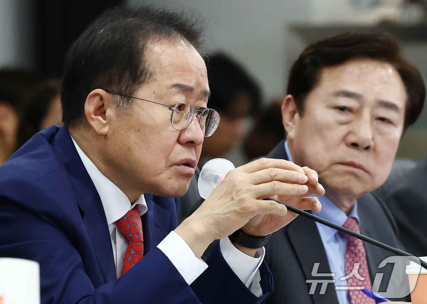 (서울=뉴스1) 김민지 기자 = 홍준표 국민의힘 대선 경선 후보가 28일 오전 서울 여의도 중소기업중앙회에서 열린 중소기업인과의 간담회에서 발언하고 있다. 오른쪽은 김기문 중기중앙 …
