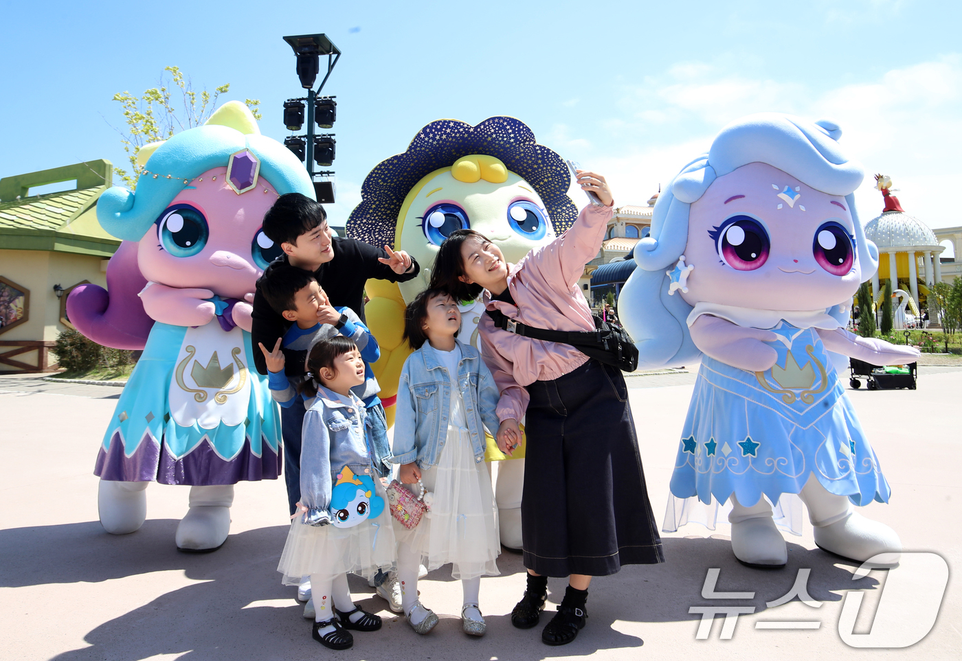 (부산=뉴스1) 윤일지 기자 = 28일 부산 기장군 롯데월드 어드벤처 부산에서 5월 가정의 달을 앞두고 한 가족이 '캐치! 티니핑' 캐릭터와 사진을 찍고 있다.'캐치! 티니핑'과 …