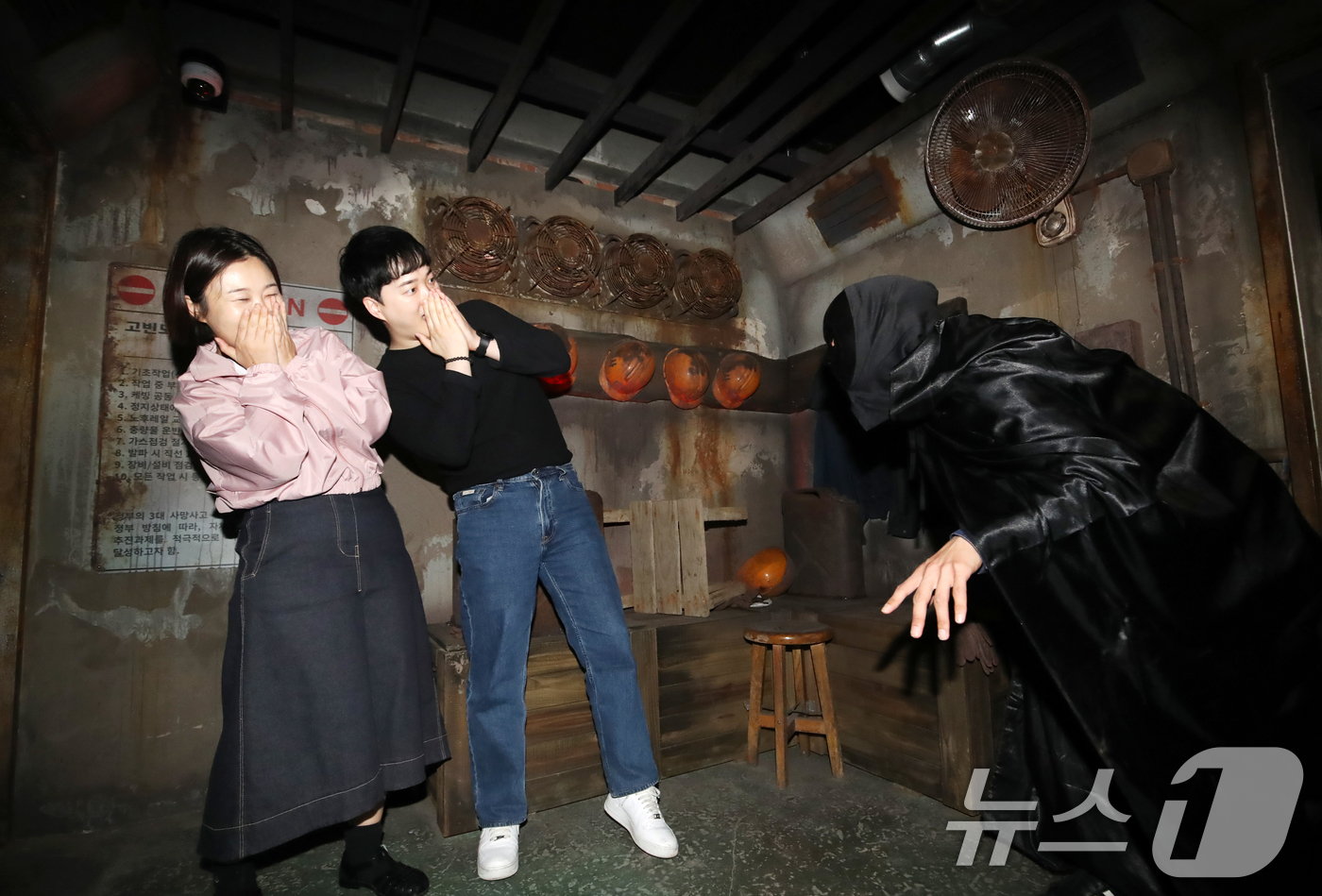 (부산=뉴스1) 윤일지 기자 = 28일 부산 기장군 롯데월드 어드벤처 부산에서 5월 가정의 달을 앞두고 체험객들이 호러 콘텐츠 '귀문'을 체험하고 있다.롯데월드 어드벤처 부산의 신 …