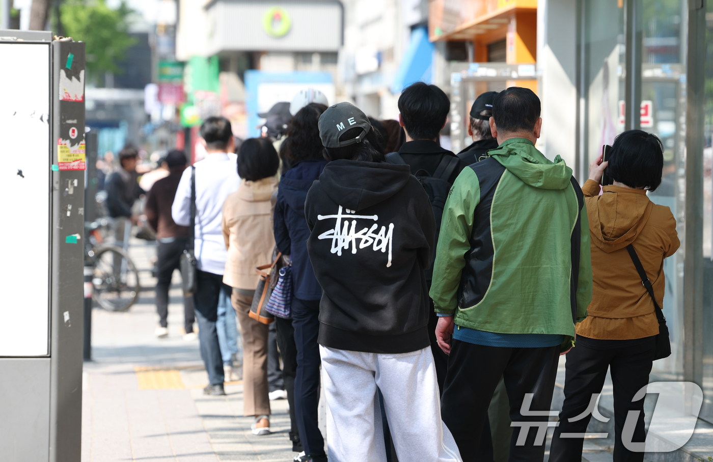 (수원=뉴스1) 김영운 기자 = 해킹 공격으로 가입자 유심 정보가 탈취된 SK텔레콤이 가입자 유심 무상 교체를 시작한 28일 오전 경기 수원시의 한 SK텔레콤 직영 매장 앞에 고객 …