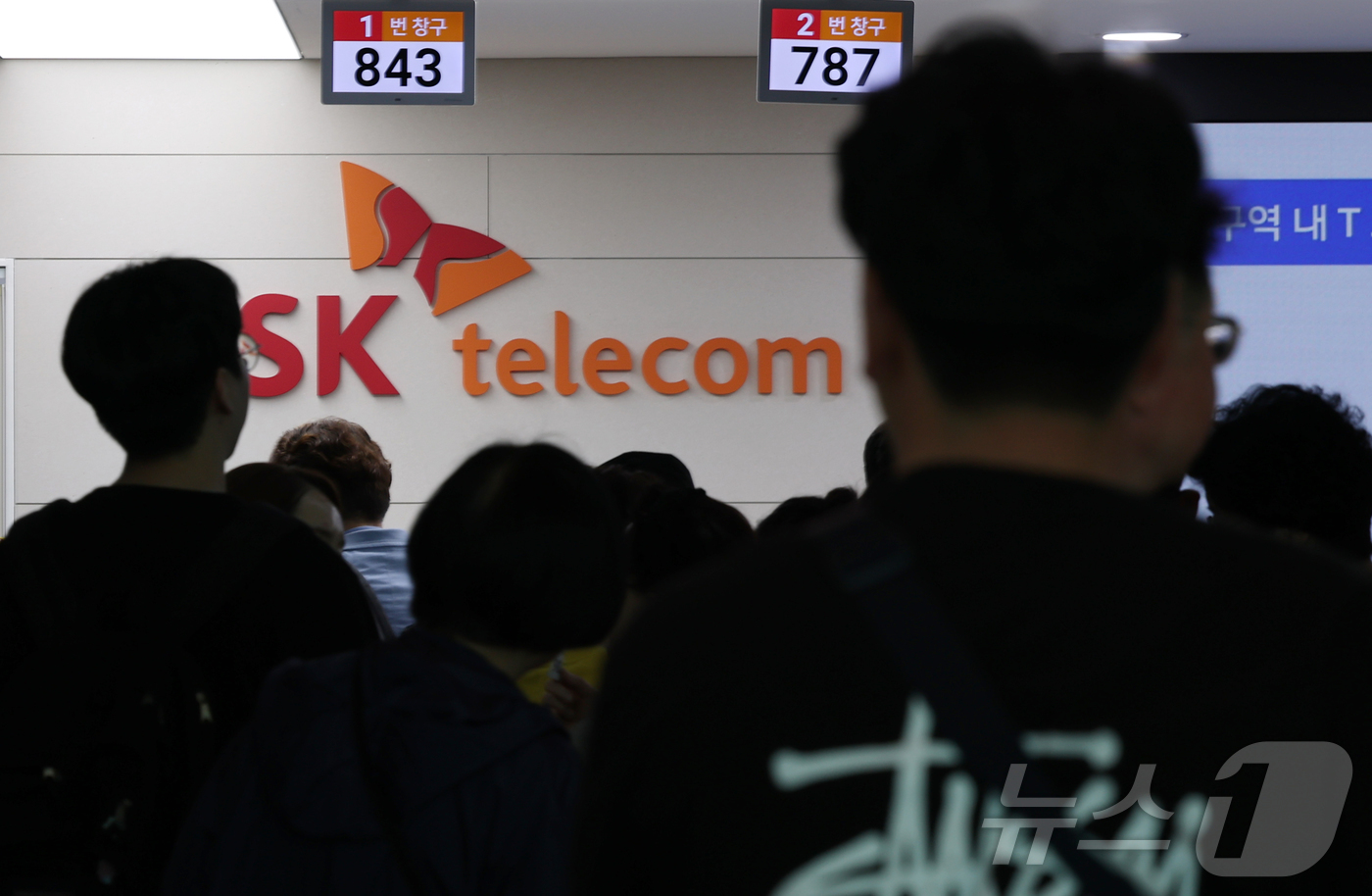 (인천공항=뉴스1) 권현진 기자 = 해킹 공격으로 가입자 유심 정보가 탈취된 SK텔레콤이 가입자 유심 무상 교체를 시작한 28일 오전 인천공항 제2터미널 SKT매장 앞에 고객들이 …
