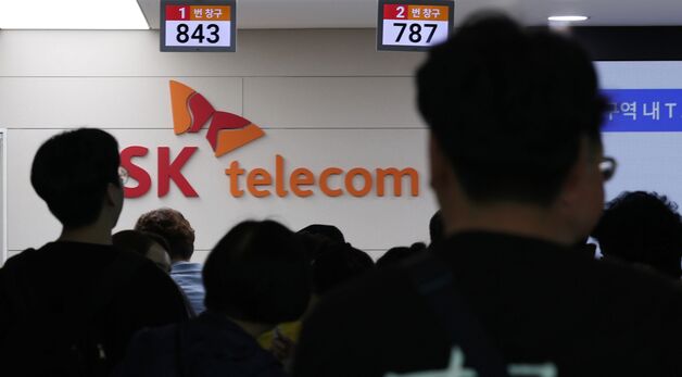 SKT 유심 교체 첫날…인천공항