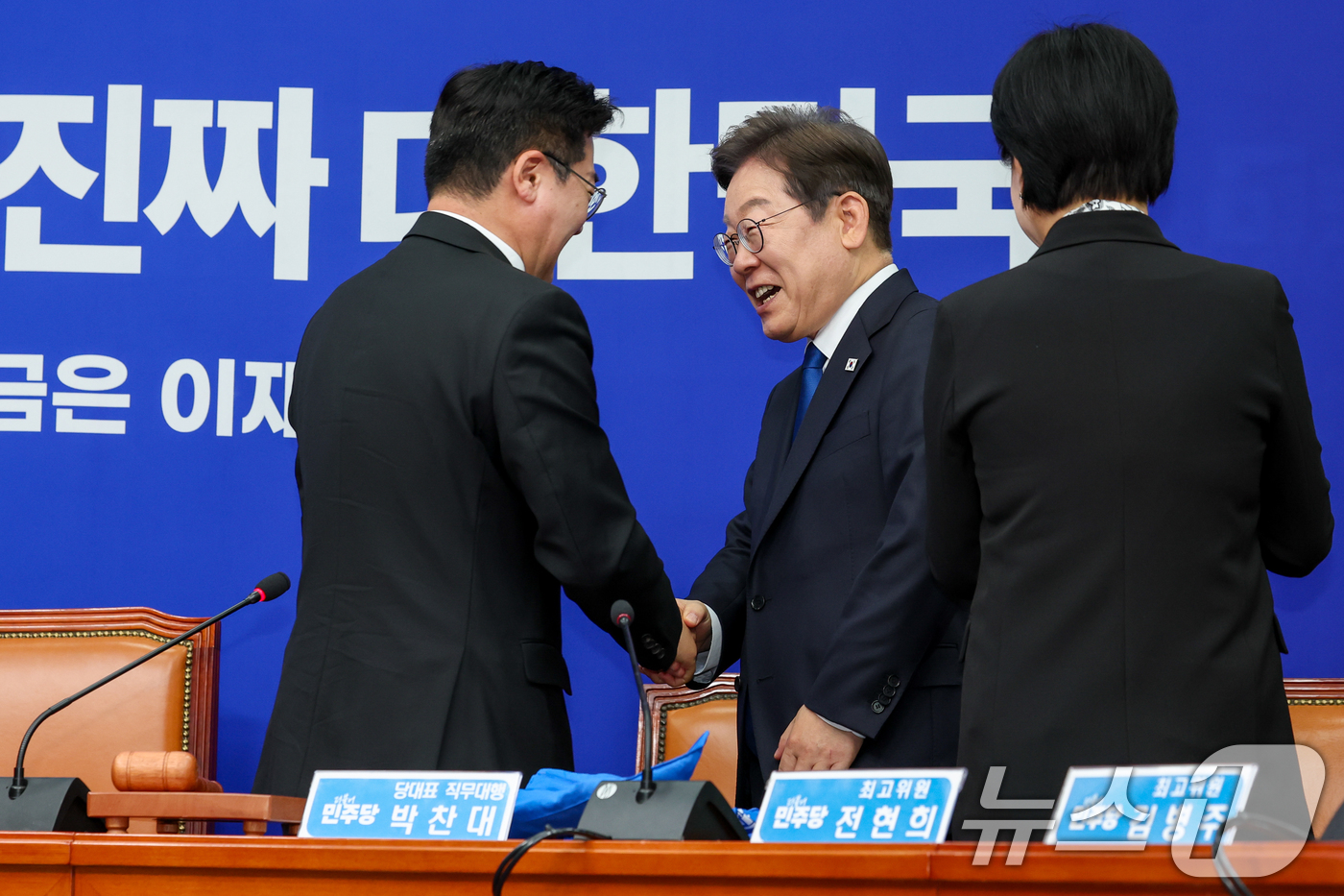 (서울=뉴스1) 안은나 기자 = 이재명 더불어민주당 대선 후보가 28일 서울 여의도 국회에서 열린 최고위원회의에 입장하며 박찬대 대표 직무대행 겸 원내대표와 악수하고 있다. 202 …