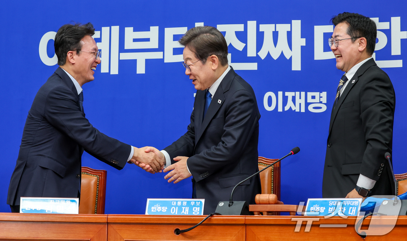 (서울=뉴스1) 안은나 기자 = 이재명 더불어민주당 대선 후보가 28일 서울 여의도 국회에서 열린 최고위원회의에 입장하며 김민석 최고위원과 악수하고 있다. 2025.4.28/뉴스1 …