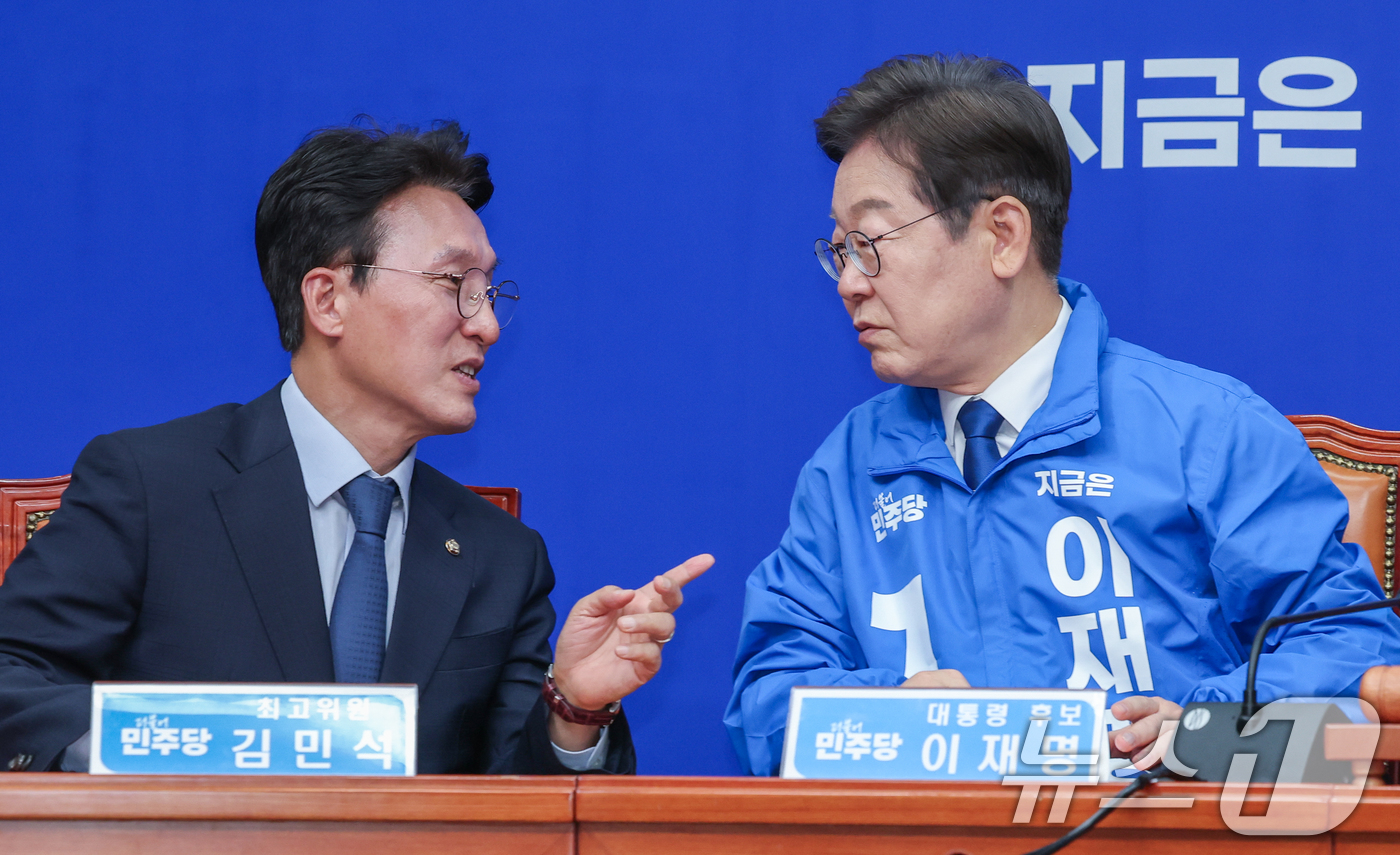 (서울=뉴스1) 안은나 기자 = 이재명 더불어민주당 대선 후보가 28일 서울 여의도 국회에서 열린 최고위원회의에 참석해 김민석 최고위원과 대화하고 있다. 2025.4.28/뉴스1