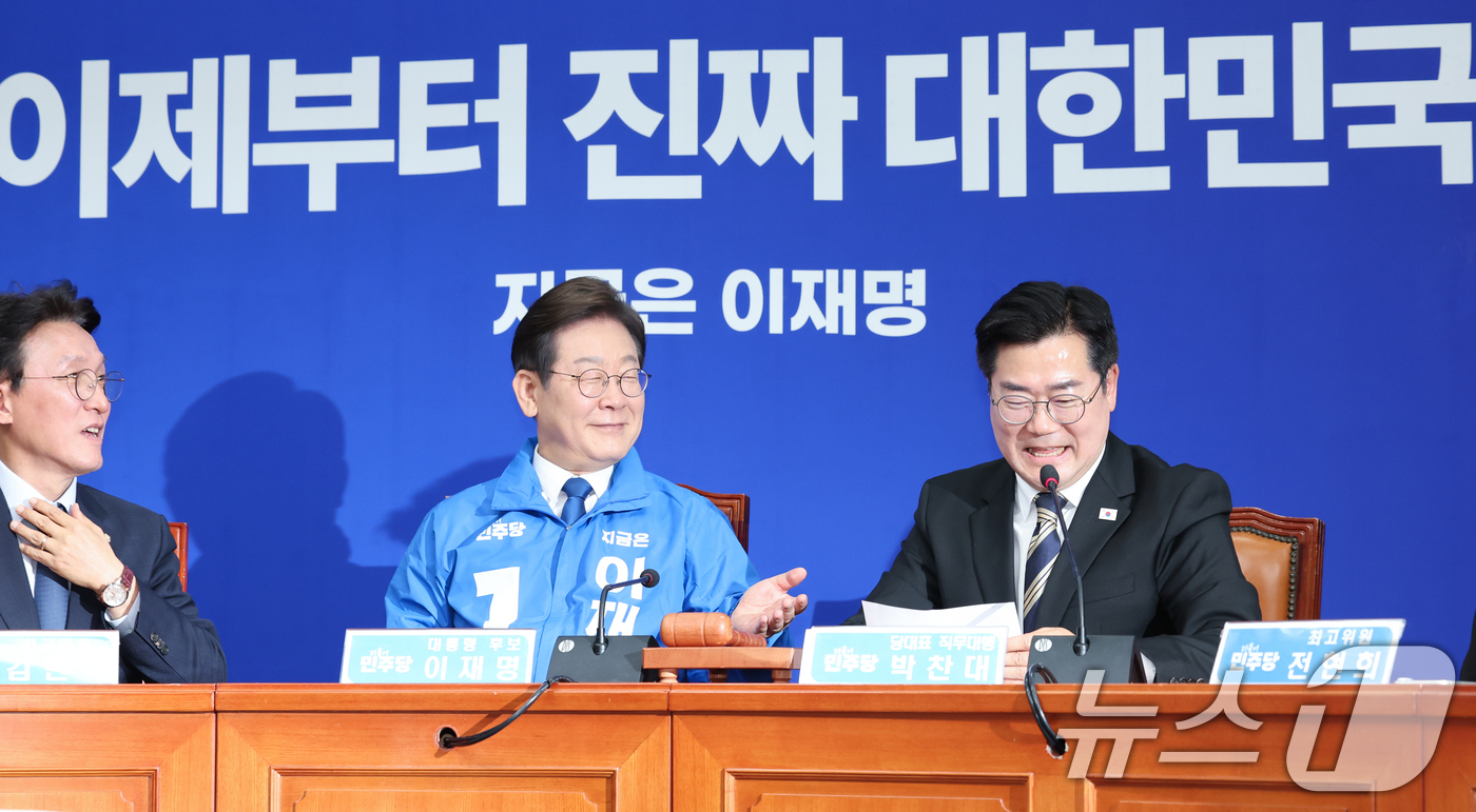 (서울=뉴스1) 안은나 기자 = 박찬대 더불어민주당 대표 직무대행 겸 원내대표가 28일 서울 여의도 국회에서 열린 최고위원회의에 참석해 발언하고 있다. 왼쪽은 이재명 후보. 202 …