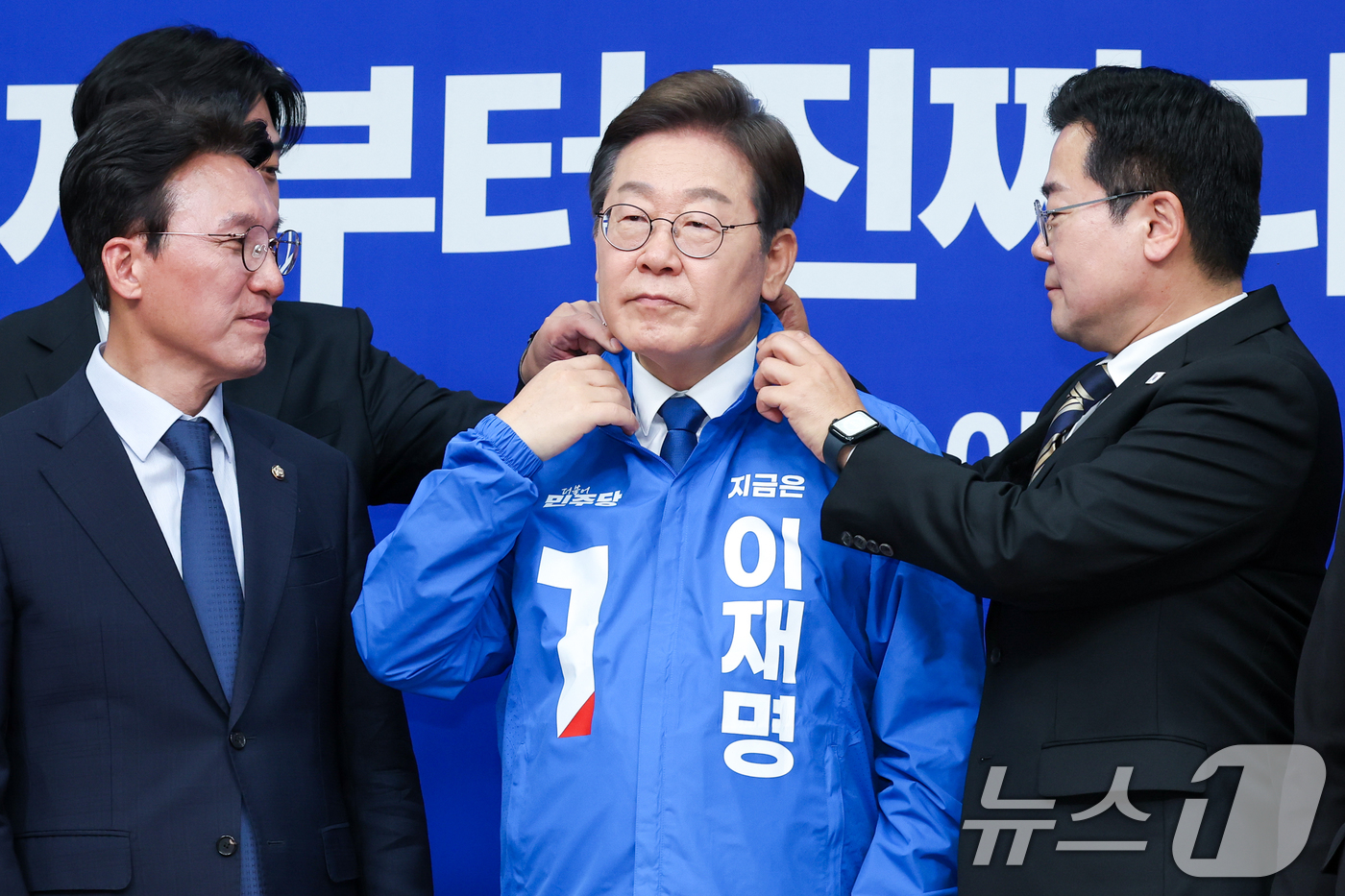 (서울=뉴스1) 안은나 기자 = 박찬대 더불어민주당 대표 직무대행 겸 원내대표가 28일 서울 여의도 국회에서 열린 최고위원회의에서 이재명 대선 후보에게 선거복을 입혀준 뒤 옷깃을 …