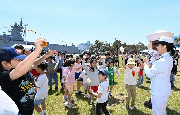 "동해 바다 보며 푸른 꿈" 해군1함대 어린이날 함정 공개 행사
