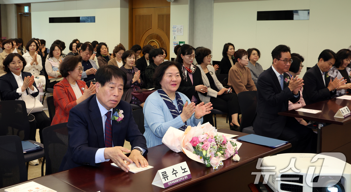 (서울=뉴스1) 김명섭 기자 = 전호숙 가칭(사)한국사립유치원어린이집총연합회(한사총) 총대표와 지역대표 등이 28일 서울 중구 프레스센터에서 열린 출범식에서  손뼉을 치고 있다. …