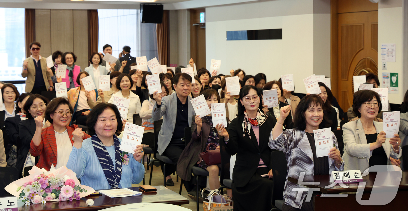 (서울=뉴스1) 김명섭 기자 = 전호숙 가칭(사)한국사립유치원어린이집총연합회(한사총) 총대표와 지역대표 등이 28일 서울 중구 프레스센터에서 열린 출범식에서 파이팅을 외치고 있다. …