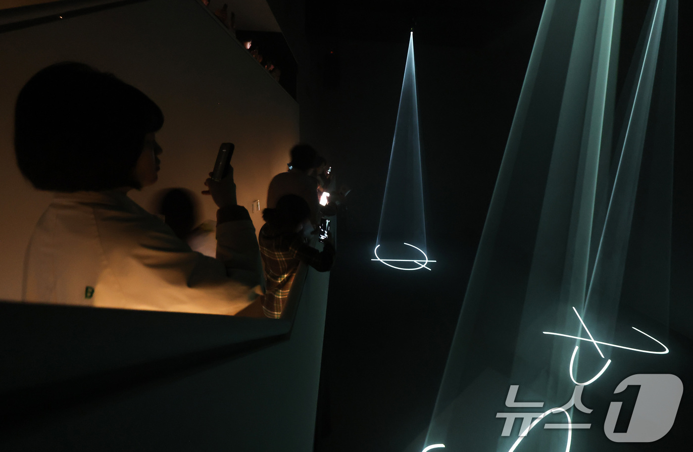 (서울=뉴스1) 이동해 기자 = 28일 서울 종로구 푸투라 서울에서 열린 안소니 맥콜의 아시아 최초 개인전에서 참석자들이 작품 '스카이라이트'를 감상하고 있다.빛, 시간, 공간 그 …