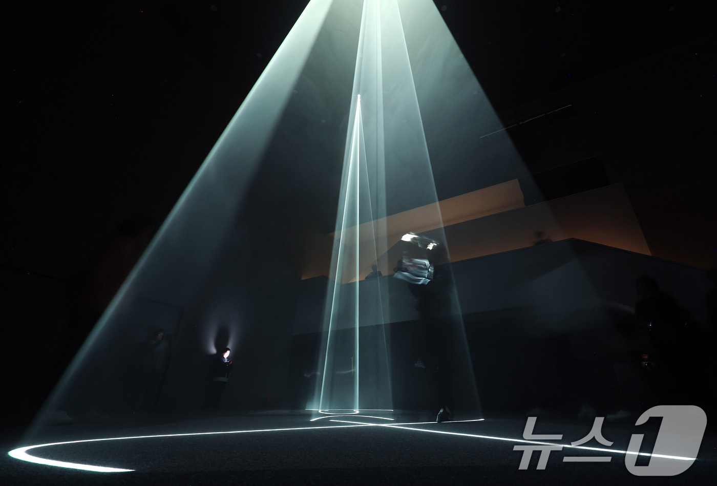 (서울=뉴스1) 이동해 기자 = 28일 서울 종로구 푸투라 서울에서 열린 안소니 맥콜의 아시아 최초 개인전에서 참석자들이 작품 '스카이라이트'를 감상하고 있다.빛, 시간, 공간 그 …