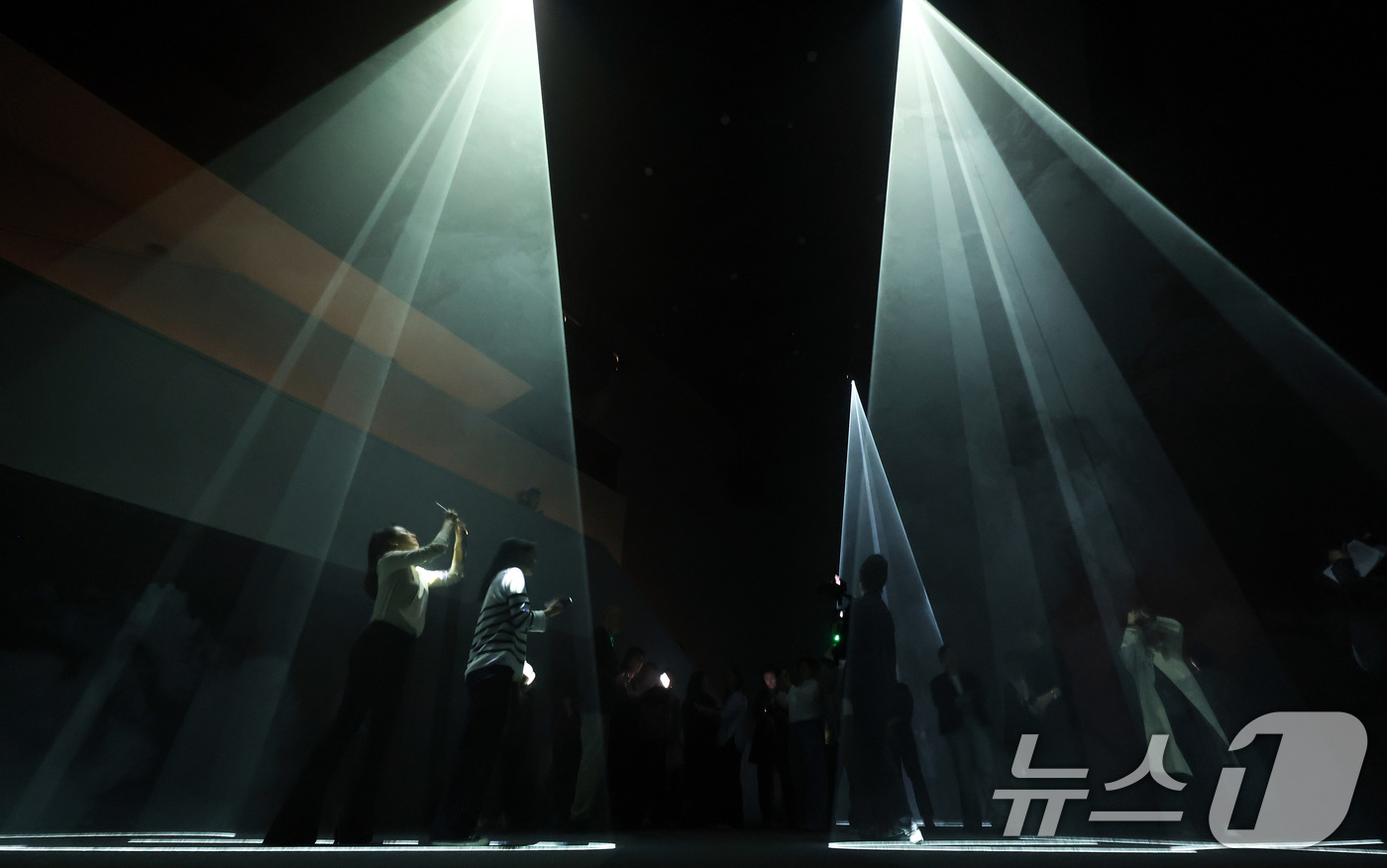 (서울=뉴스1) 이동해 기자 = 28일 서울 종로구 푸투라 서울에서 열린 안소니 맥콜의 아시아 최초 개인전에서 참석자들이 작품 '스카이라이트'를 감상하고 있다.빛, 시간, 공간 그 …