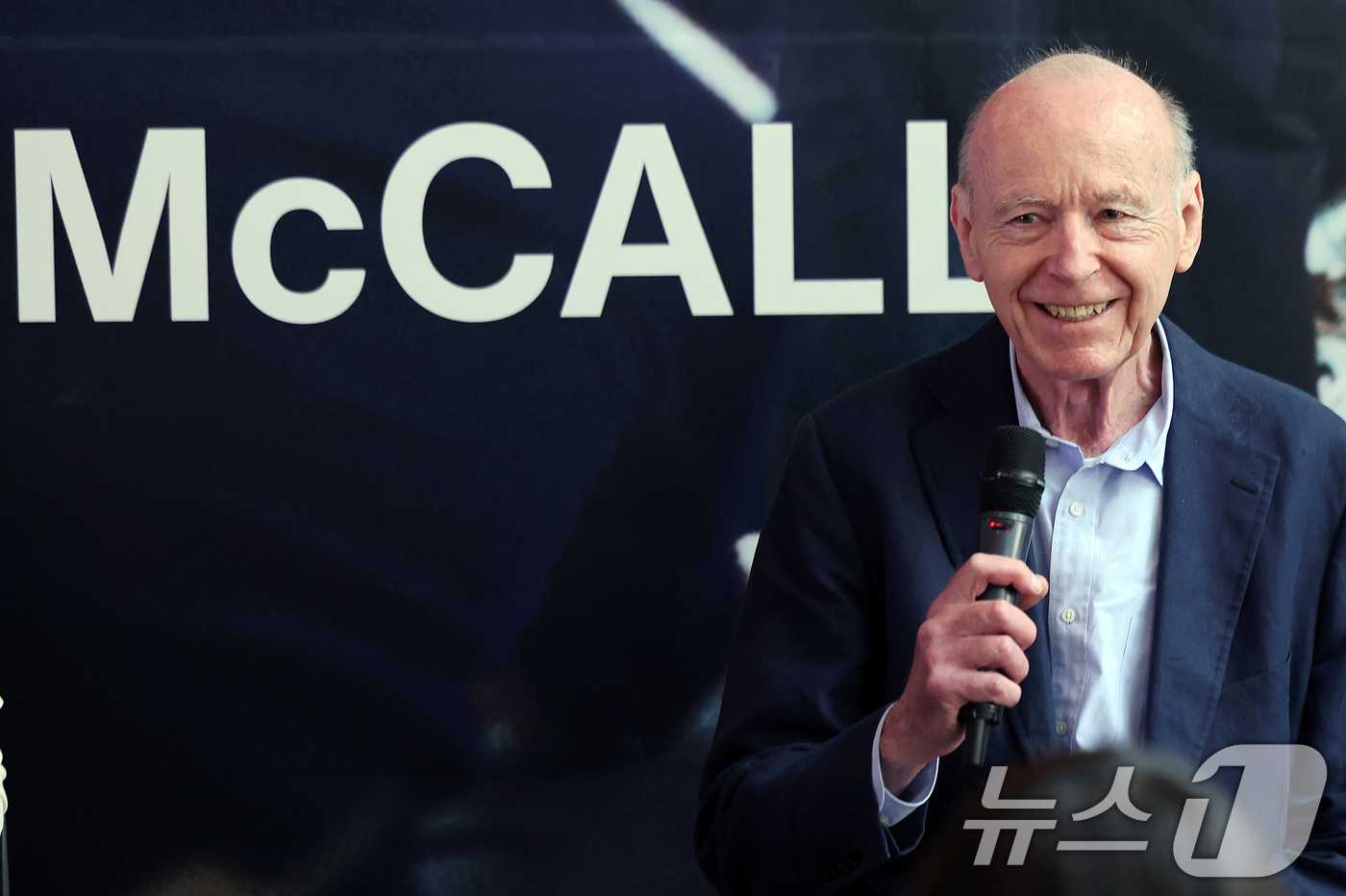 (서울=뉴스1) 이동해 기자 = '미디어아트의 살아있는 절설' 안소니 맥콜이 28일 서울 종로구 푸투라 서울에서 열린 아시아 최초 개인전에서 인사말을 하고 있다.빛, 시간, 공간 …