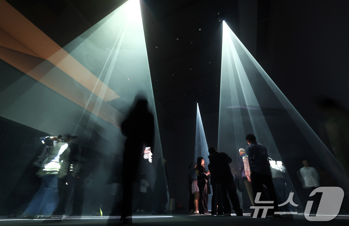 (서울=뉴스1) 이동해 기자 = 28일 서울 종로구 푸투라 서울에서 열린 안소니 맥콜의 아시아 최초 개인전에서 참석자들이 작품 '스카이라이트'를 감상하고 있다.빛, 시간, 공간 그 …