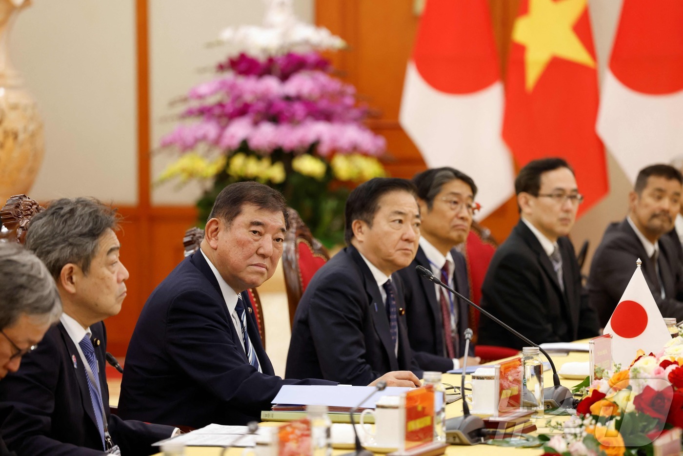 (하노이 AFP=뉴스1) 우동명 기자 = 이시바 시게루 일본 총리가 27일(현지시간) 동남아 순방 중 하노이에서 또 럼 베트남 공산당 서기장과 회담을 하고 있다. 2025.04.2 …