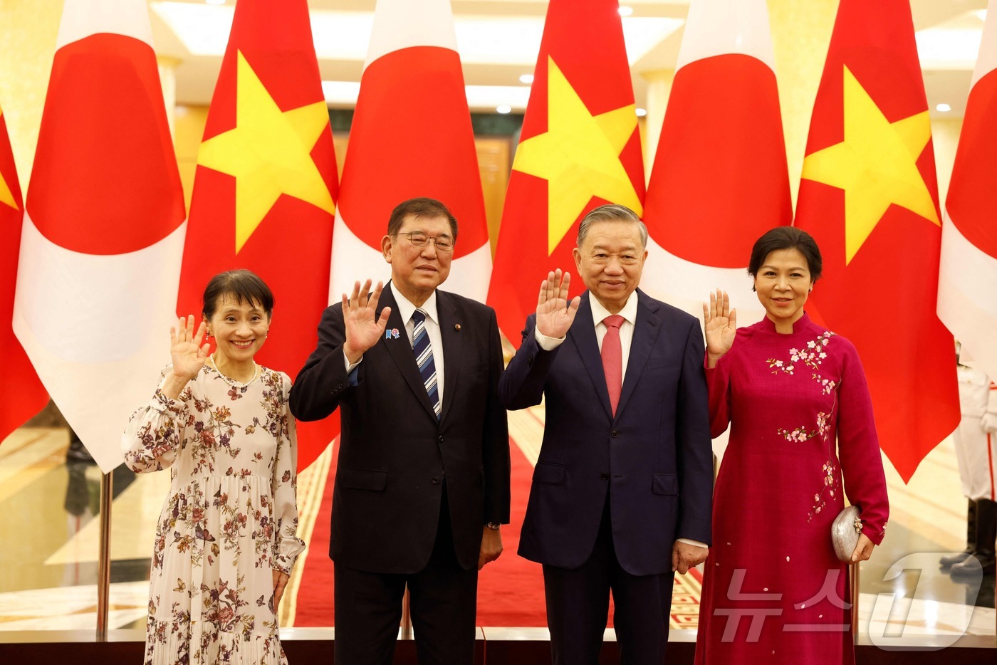 (하노이 AFP=뉴스1) 우동명 기자 = 이시바 시게루 일본 총리와 부인 요시코 여사가 27일(현지시간) 동남아 순방 중 하노이에서 또 럼 베트남 공산당 서기장, 부인 응우펑리 여 …