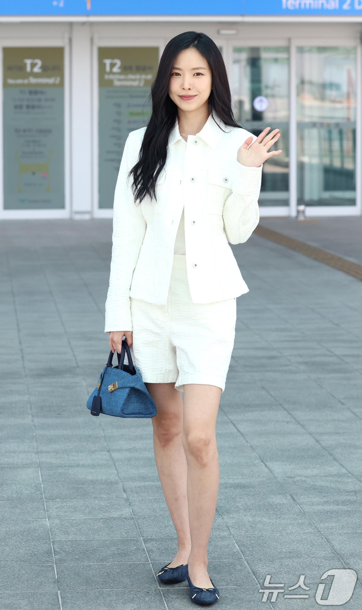 (인천공항=뉴스1) 권현진 기자 = 배우 손나은이 화보 촬영을 위해 28일 인천국제공항을 통해 LA로 출국하기 전 인사를 하고 있다. 2025.4.28/뉴스1