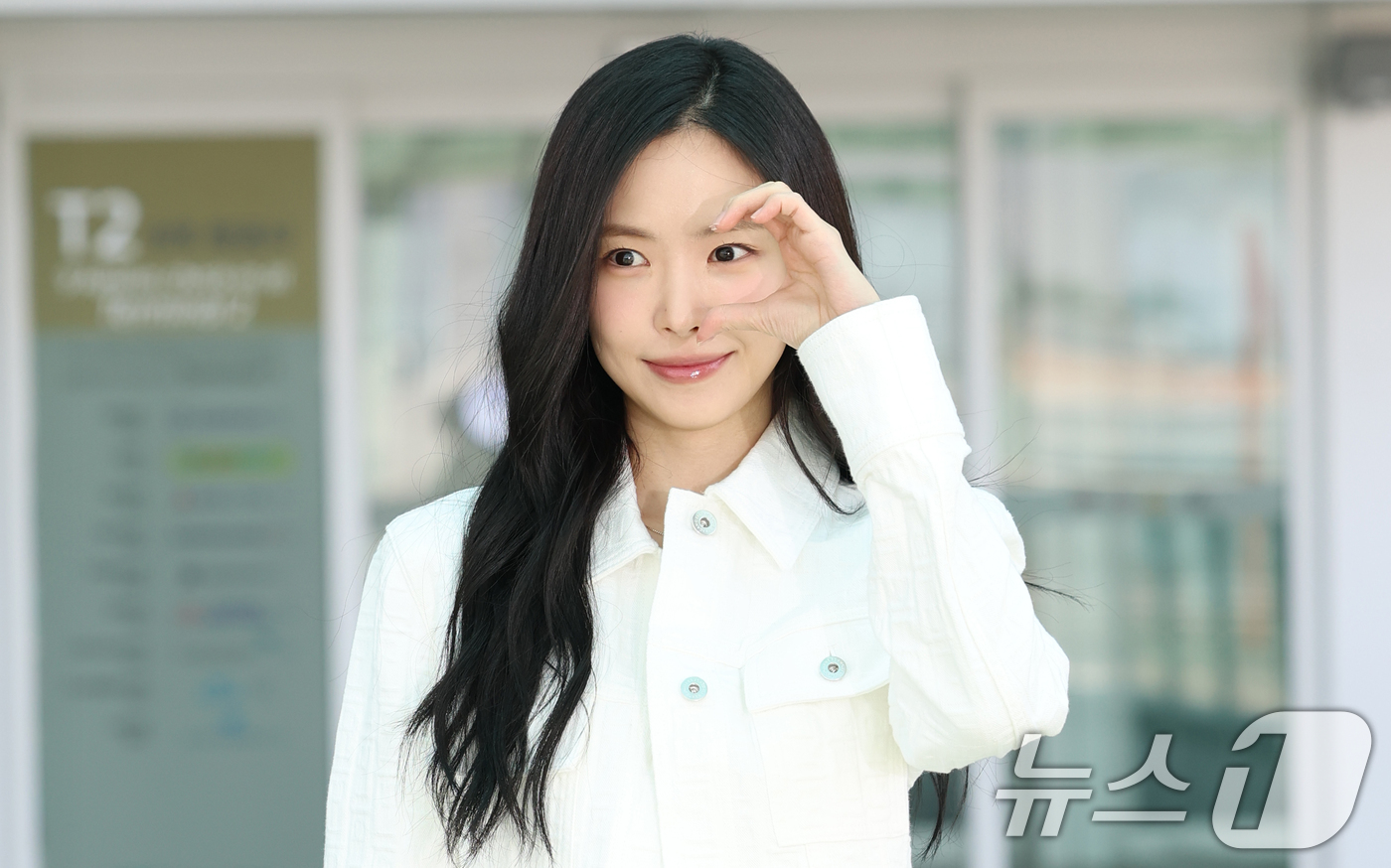 (인천공항=뉴스1) 권현진 기자 = 배우 손나은이 화보 촬영을 위해 28일 인천국제공항을 통해 LA로 출국하기 전 인사를 하고 있다. 2025.4.28/뉴스1