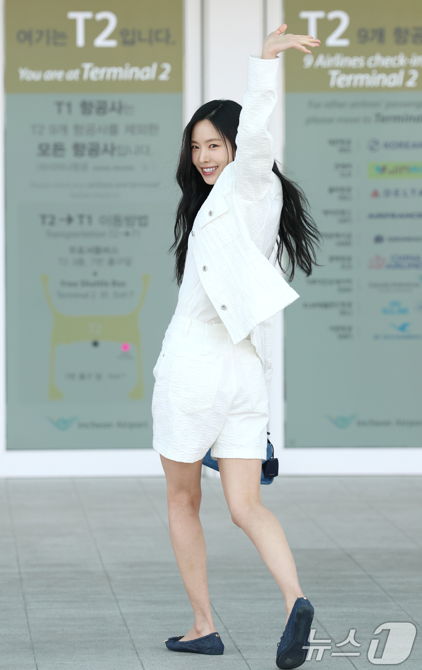 (인천공항=뉴스1) 권현진 기자 = 배우 손나은이 화보 촬영을 위해 28일 인천국제공항을 통해 LA로 출국하기 전 인사를 하고 있다 2025.4.28/뉴스1