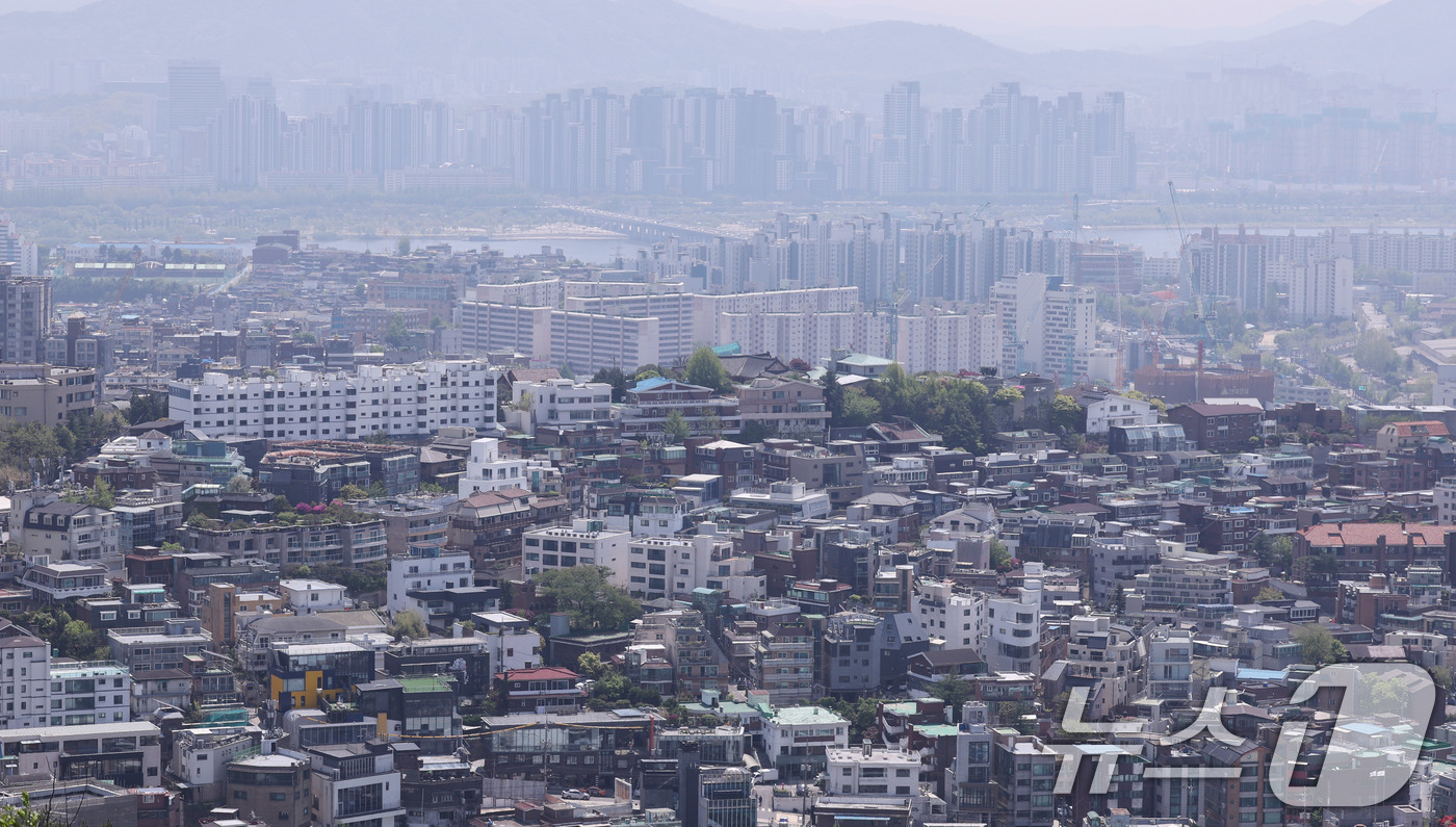 (서울=뉴스1) 박지혜 기자 = 올해 1분기 서울 아파트와 연립·다세대(빌라) 등 주택 월세 비중이 분기 기준으로 역대 최대를 기록했다. 전셋값이 고공행진 하면서 금리 부담이 커진 …