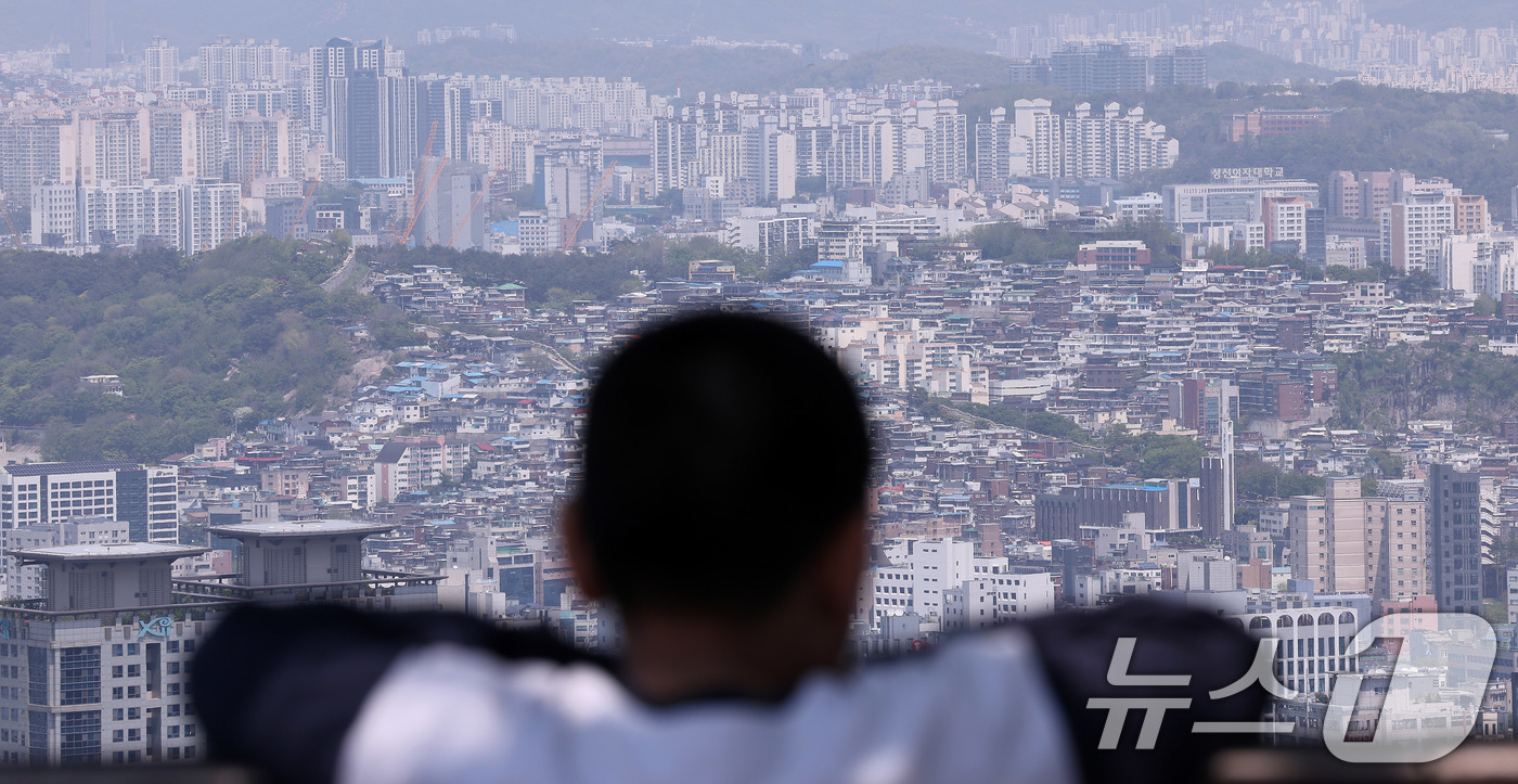 (서울=뉴스1) 박지혜 기자 = 올해 1분기 서울 아파트와 연립·다세대(빌라) 등 주택 월세 비중이 분기 기준으로 역대 최대를 기록했다. 전셋값이 고공행진 하면서 금리 부담이 커진 …