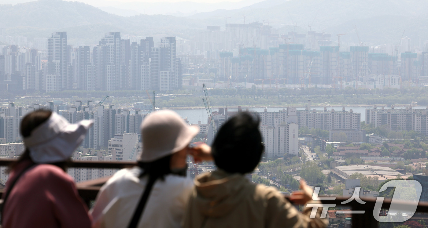 (서울=뉴스1) 박지혜 기자 = 금리 인하 기대감과 더불어 한때 토지거래 허가 구역이 해제되면서 1분기 서울 아파트 거래량이 약 2만 건에 육박한 것으로 나타났다.28일 서울부동산 …