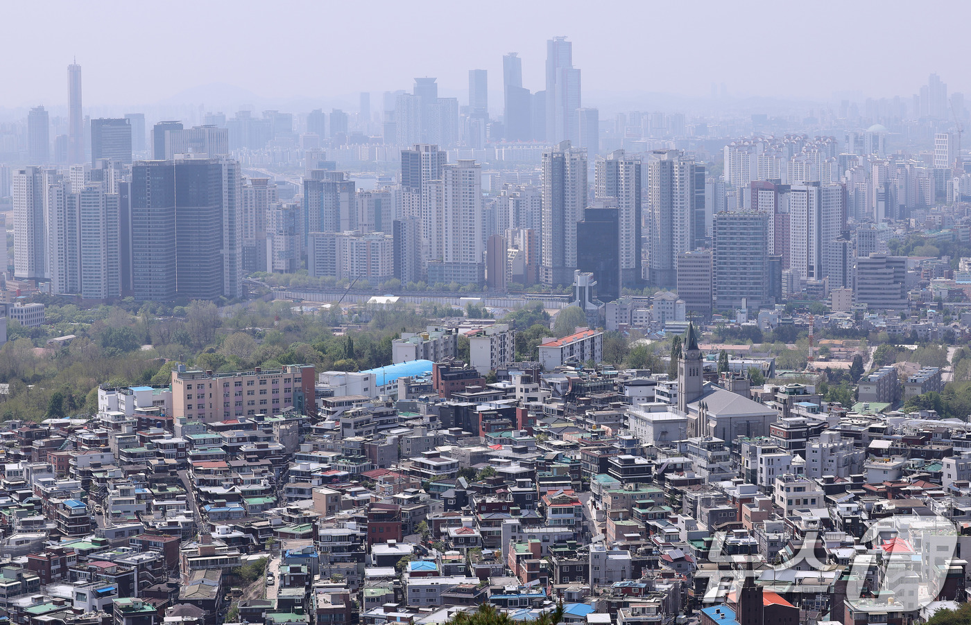 (서울=뉴스1) 박지혜 기자 = 올해 1분기 서울 아파트와 연립·다세대(빌라) 등 주택 월세 비중이 분기 기준으로 역대 최대를 기록했다. 전셋값이 고공행진 하면서 금리 부담이 커진 …