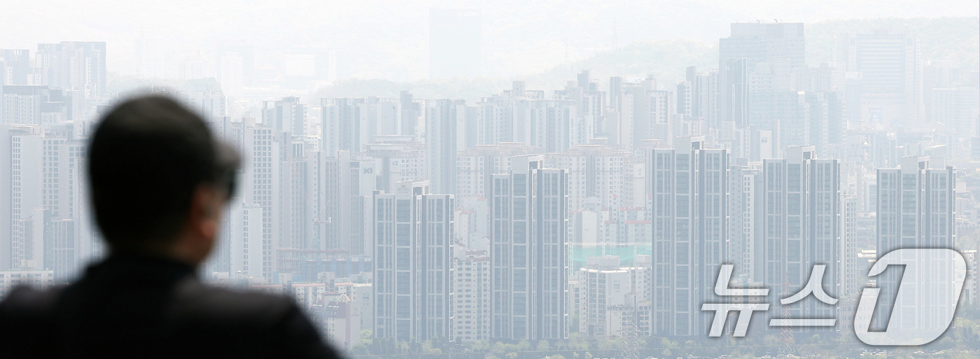 (서울=뉴스1) 박지혜 기자 = 금리 인하 기대감과 더불어 한때 토지거래 허가 구역이 해제되면서 1분기 서울 아파트 거래량이 약 2만 건에 육박한 것으로 나타났다.28일 서울부동산 …