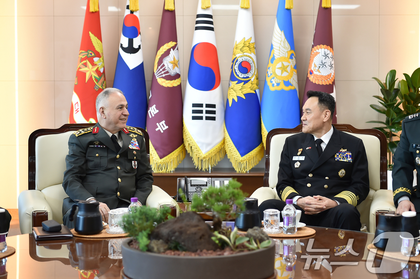 (서울=뉴스1) = 김명수 합동참모의장과 메틴 규락 튀르키예 총사령관이 28일 서울 용산구 국방부에서 군사협력을 논의하고 있다. (합동참모본부 제공. 재판매 및 DB 금지) 202 …