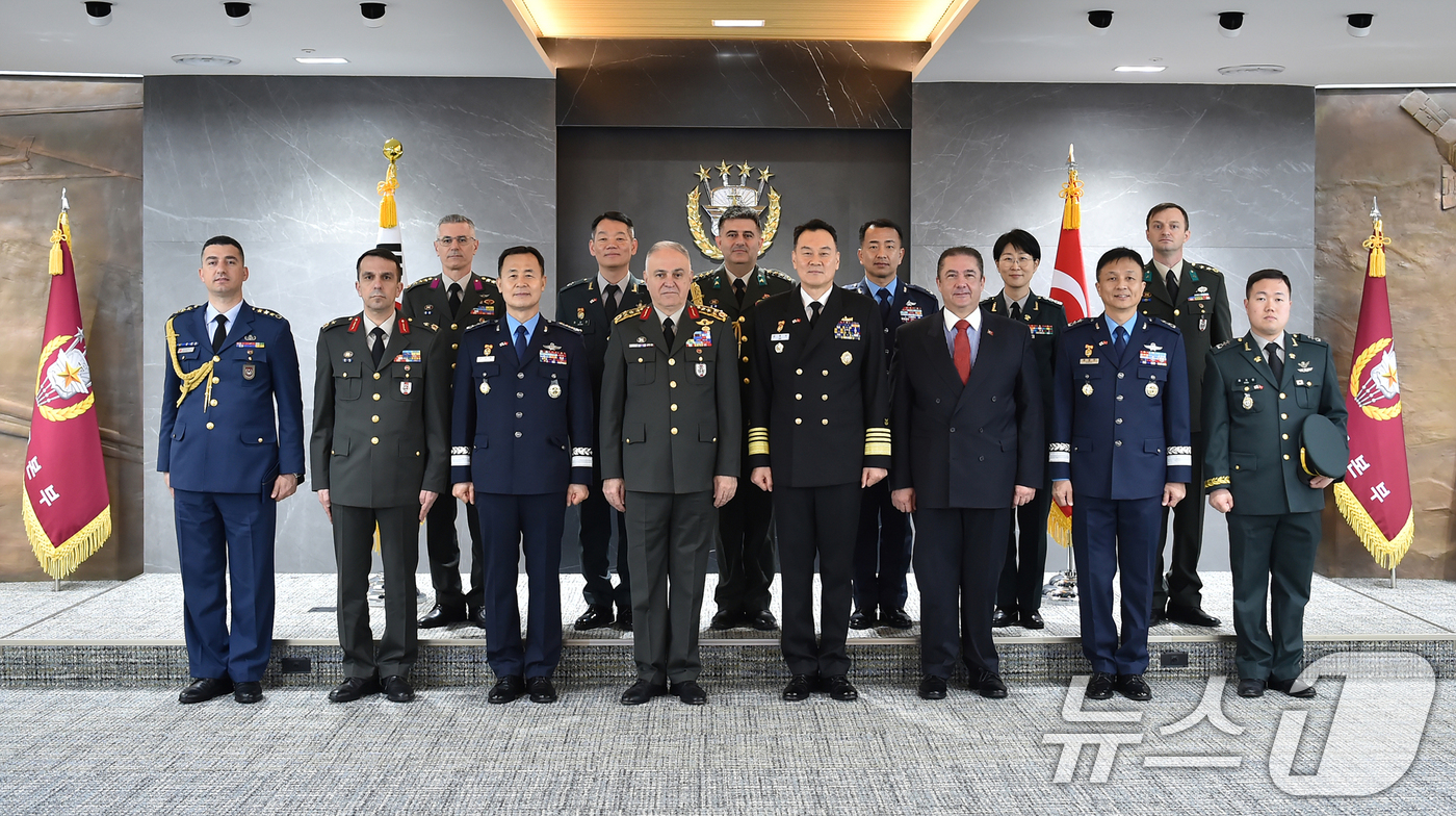 (서울=뉴스1) = 김명수 합동참모의장과 메틴 규락 튀르키예 총사령관이 28일 서울 용산구 국방부에서 군사협력을 논의 후 관계자들과 함께 기념촬영을 하고 있다. (합동참모본부 제공 …