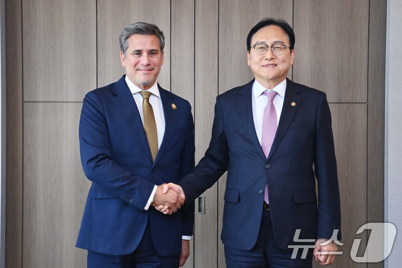 (서울=뉴스1) = 정인교 산업통상자원부 통상교섭본부장이 28일 서울 소공동 롯데호텔에서 마누엘 토바르 코스타리카 대외무역부 장관과 기념 촬영을 하고 있다. (산업통상자원부 제공. …