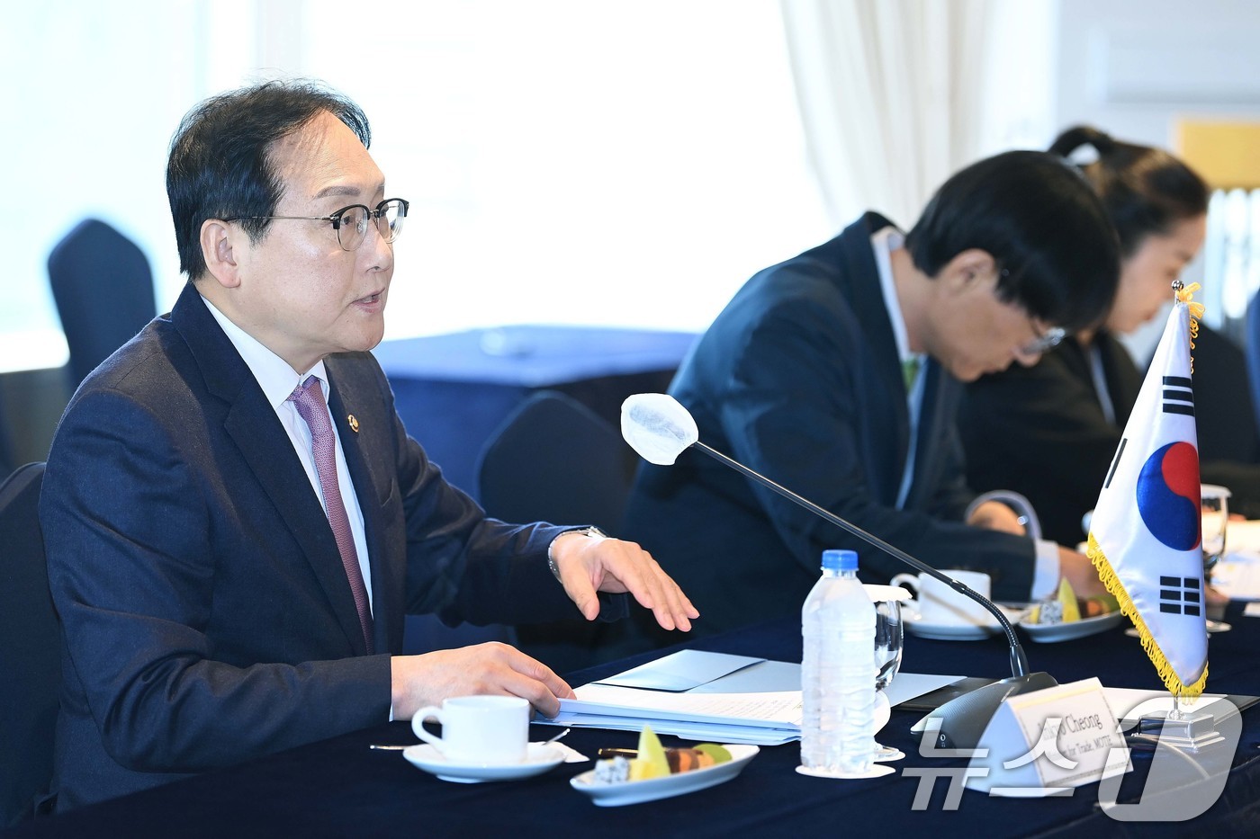 (서울=뉴스1) = 정인교 산업통상자원부 통상교섭본부장이 28일 서울 소공동 롯데호텔에서 마누엘 토바르 코스타리카 대외무역부 장관과 면담을 나누고 있다. (산업통상자원부 제공. 재 …