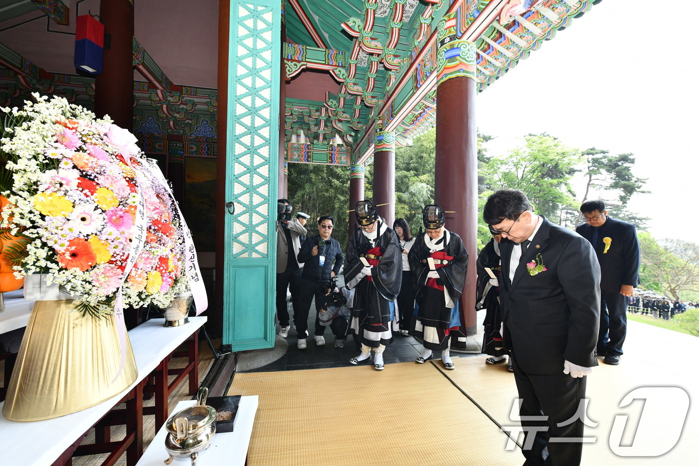 (서울=뉴스1) = 최응천 국가유산청장이 28일 충남 아산 현충사에서 개최된 충무공 이순신 장군 탄신 제480주년 기념 다례제에서 대통령 권한대행 명의로 헌화한 뒤 묵념하고 있다. …