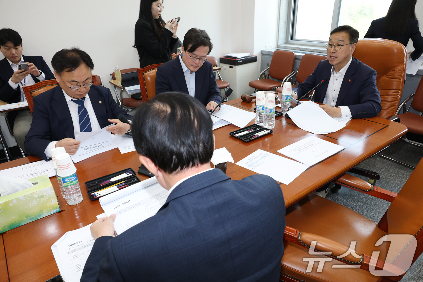 (서울=뉴스1) 이광호 기자 = 28일 오전 서울 여의도 국회에서 열린 행정안전위원회 제1차 예산·결산기금심사소위원회에서 위성곤 소위원장이 발언하고 있다.  2025.4.28/뉴스 …