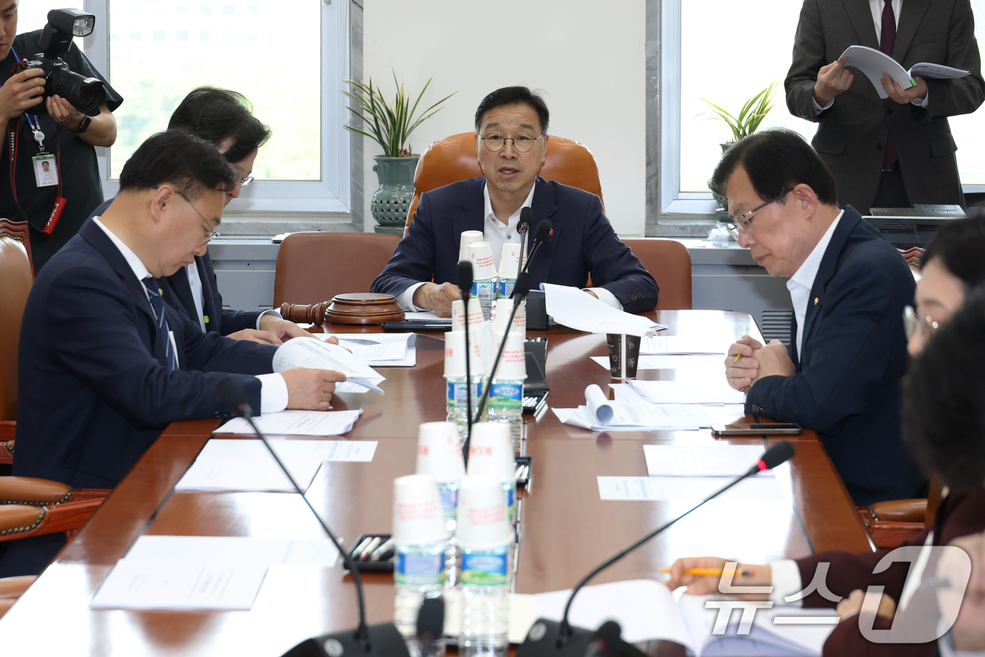 (서울=뉴스1) 이광호 기자 = 28일 오전 서울 여의도 국회에서 열린 행정안전위원회 제1차 예산·결산기금심사소위원회에서 위성곤 소위원장이 발언하고 있다.  2025.4.28/뉴스 …
