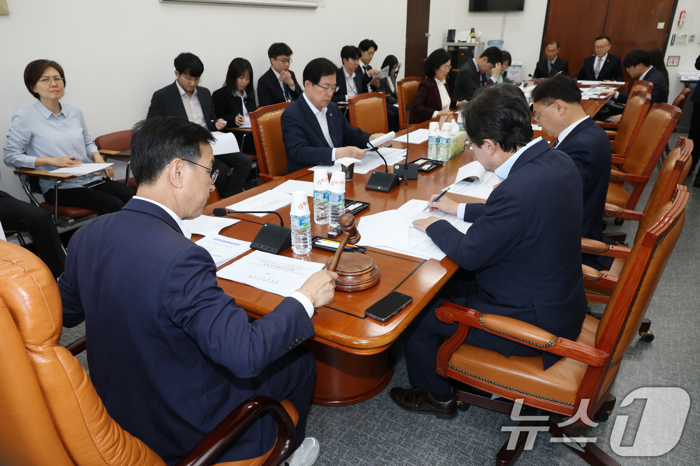 (서울=뉴스1) 이광호 기자 = 28일 오전 서울 여의도 국회에서 열린 행정안전위원회 제1차 예산·결산기금심사소위원회에서 위성곤 소위원장이 의사봉을 두드리고 있다.  2025.4. …