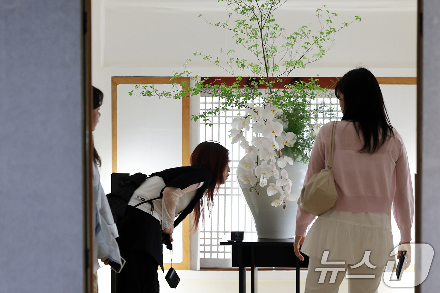 (서울=뉴스1) 이동해 기자 = 28일 서울 종로구 창경궁에서 관광객들이 국가무형유산 보유자 및 이수자, 현대 공예작가들이 참여한 전통공예 융합 전시 '고궁만정' 작품을 살펴보고 …