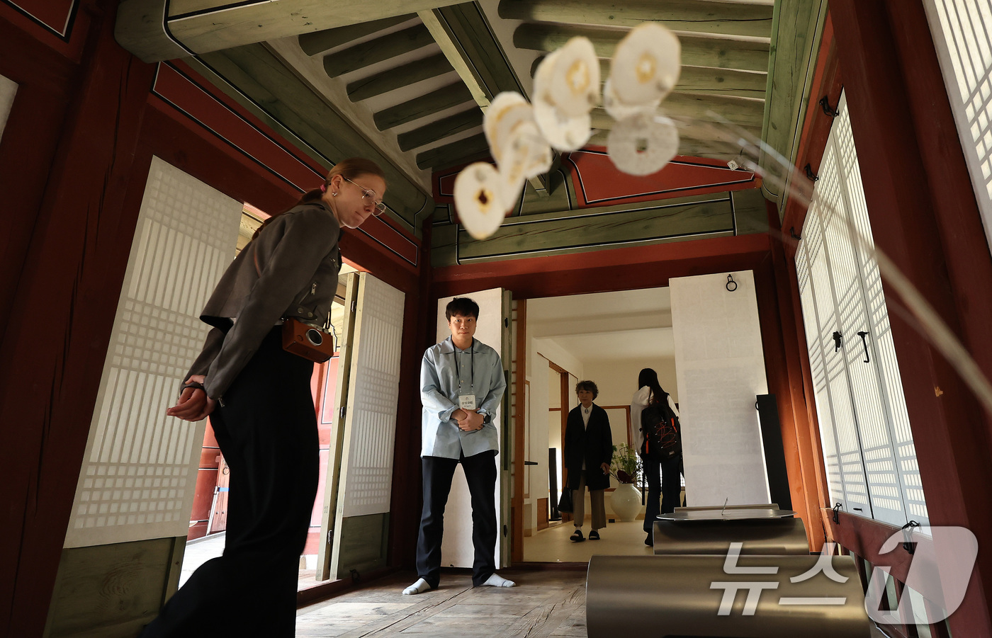 (서울=뉴스1) 이동해 기자 = 28일 서울 종로구 창경궁에서 관광객들이 국가무형유산 보유자 및 이수자, 현대 공예작가들이 참여한 전통공예 융합 전시 '고궁만정' 작품을 살펴보고 …