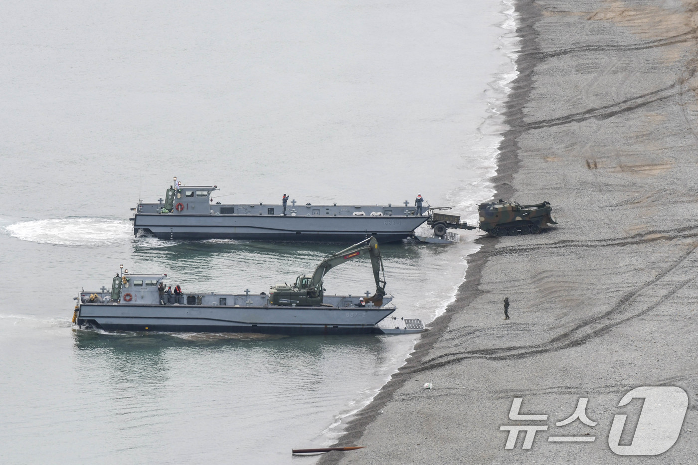 (서울=뉴스1) = 28일 경북 포항시 북구 독석리 해안 일대에서 열린 해군 해병대 합동상륙훈련에서 상륙정(LCM)이 해안에 상륙하고 있다. (해병대사령부 제공. 재판매 및 DB …