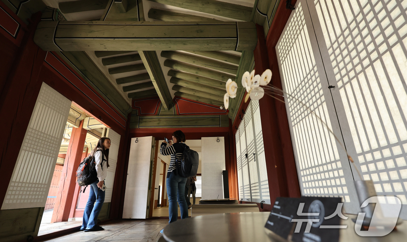 (서울=뉴스1) 이동해 기자 = 28일 서울 종로구 창경궁에서 관광객들이 국가무형유산 보유자 및 이수자, 현대 공예작가들이 참여한 전통공예 융합 전시 '고궁만정' 작품을 살펴보고 …