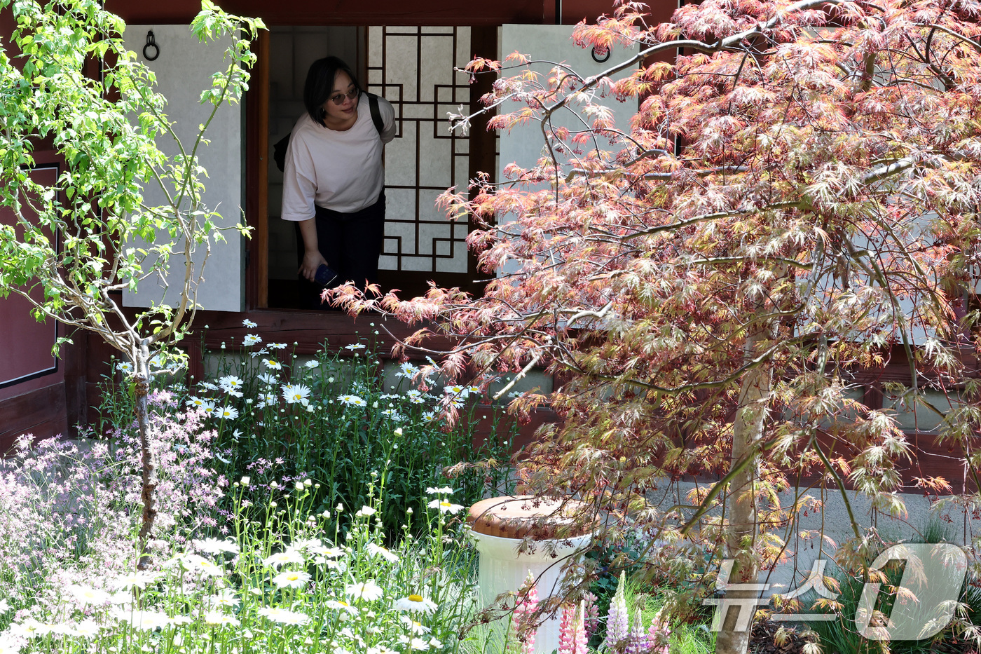 (서울=뉴스1) 이동해 기자 = 28일 서울 종로구 창경궁에서 관광객들이 국가무형유산 보유자 및 이수자, 현대 공예작가들이 참여한 전통공예 융합 전시 '고궁만정' 작품을 살펴보고 …